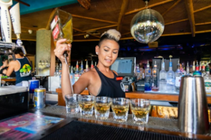 Honolulu_Hulas_Bar_Lei_Stand_1