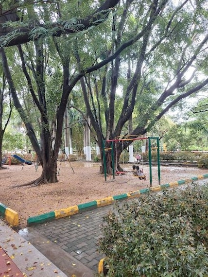 Walkers_path_and_children_park_2