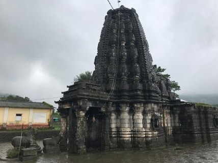 Offer prayers at Amruteshwar Temple