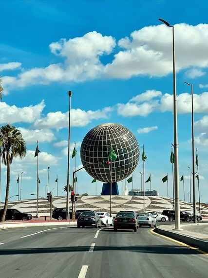 the_globe_roundabout_jeddah_1