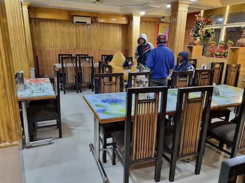 Auli-D Food Plaza