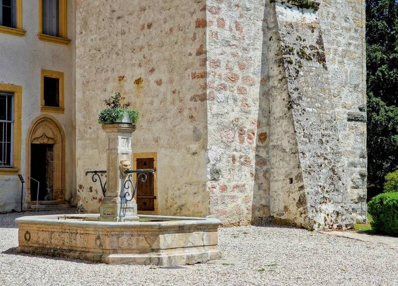 Lausanne_La_Sarraz_Castle_3