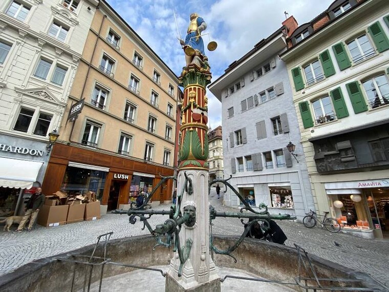 Lausanne_Place_de_la_Palud_6