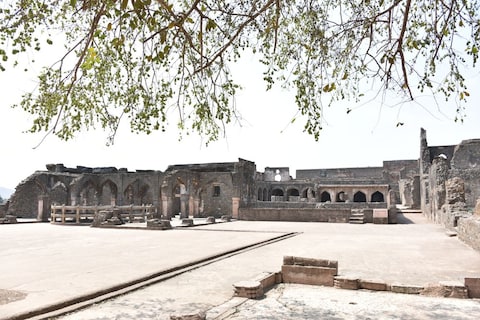 Champa Baoli and Hammam