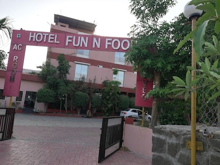 Hotel Fun N Food
