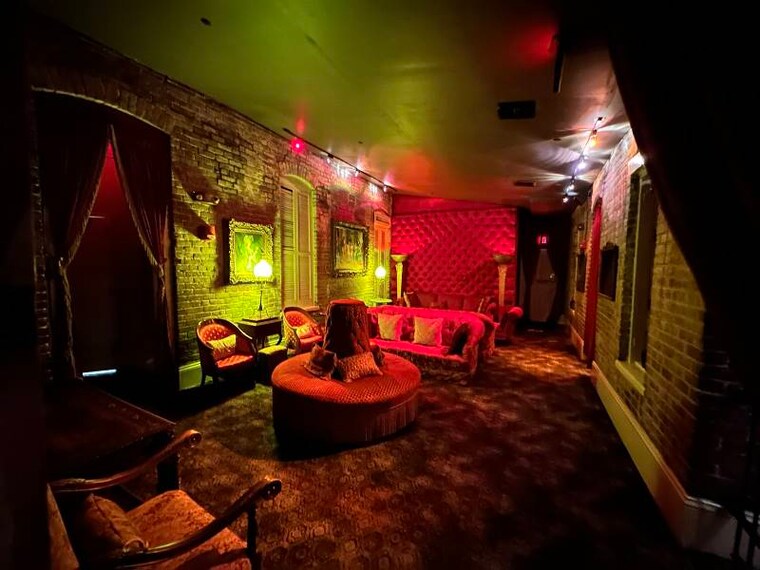 New_Orleans_Muriels_Jackson_Square_9