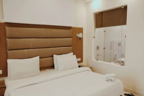 Hotel P.K, Noida