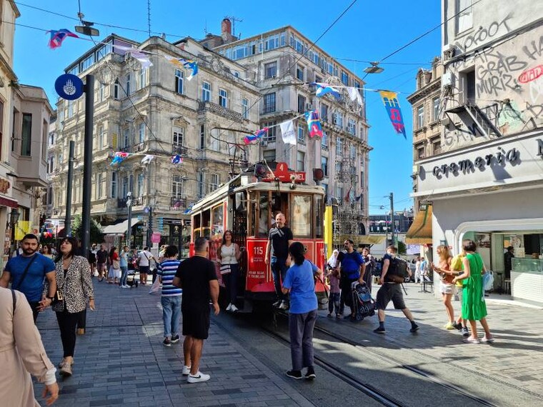 Istanbul_Istiklal_Avenue_2