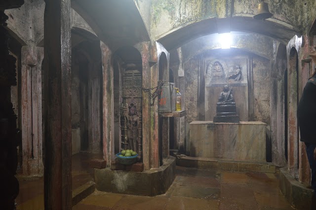Sri_Govinda_Bhagavatpada_Cave_1