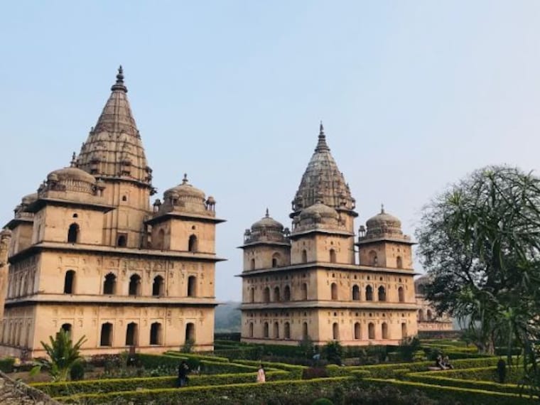 orchha_royal_chhatris