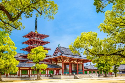 osaka_seek_blessings_at_shitennoji_temple