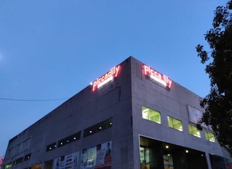 Piccadily_Square_Mall_1