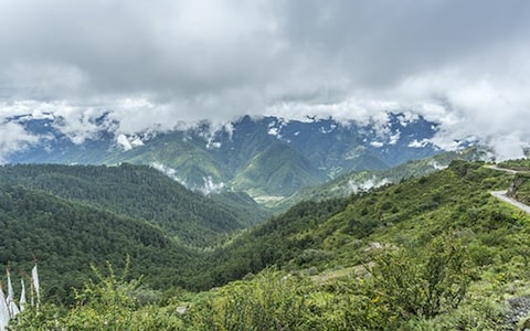 Drive across Chele La Pass