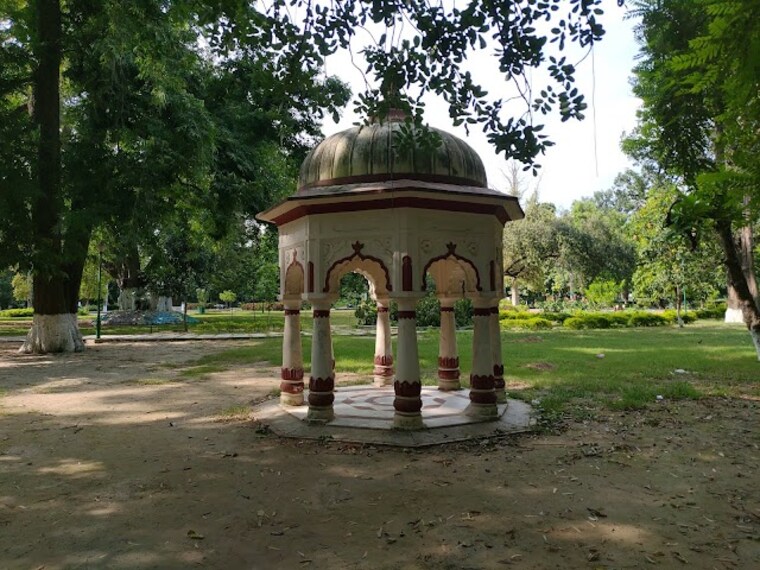 Baradari_Gardens_1