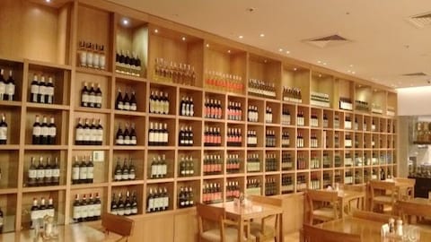 Oak Lounge