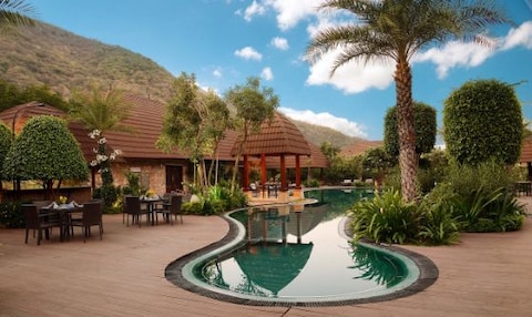 Luxury resort in Pushkar offering comfortable rooms and scenic views of the town