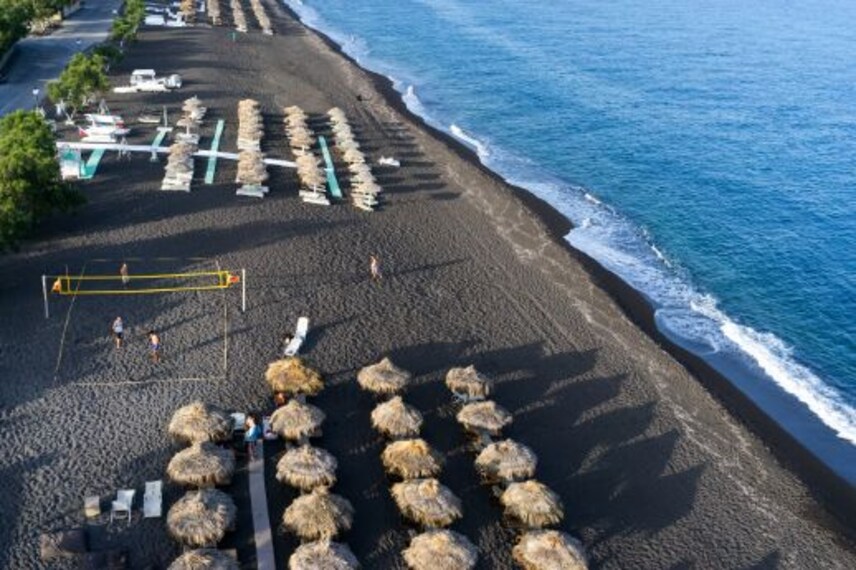 santorini_perissa_black_sand_beach