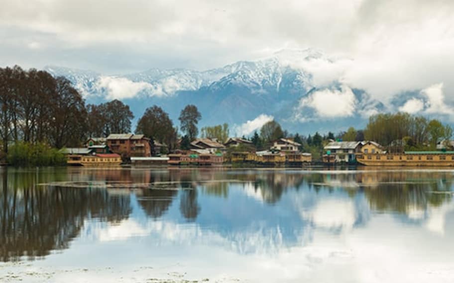 Srinagar Dal Lake Landscape Image