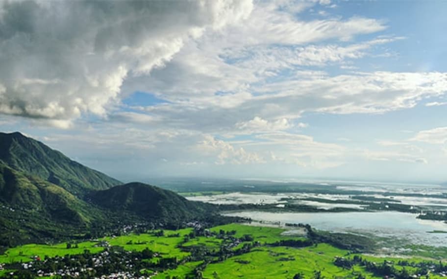 Srinagar Wular Lake Landscape Image