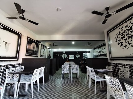 Black and White Pizza Cafe