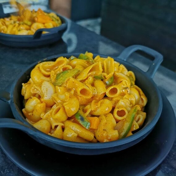 Black_and_White_Pizza_Cafe_2