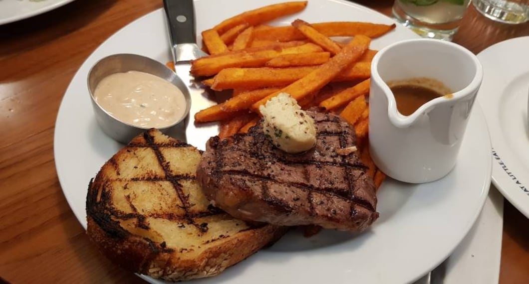 Surrey_Earls_Kitchen_Plus_Bar_2