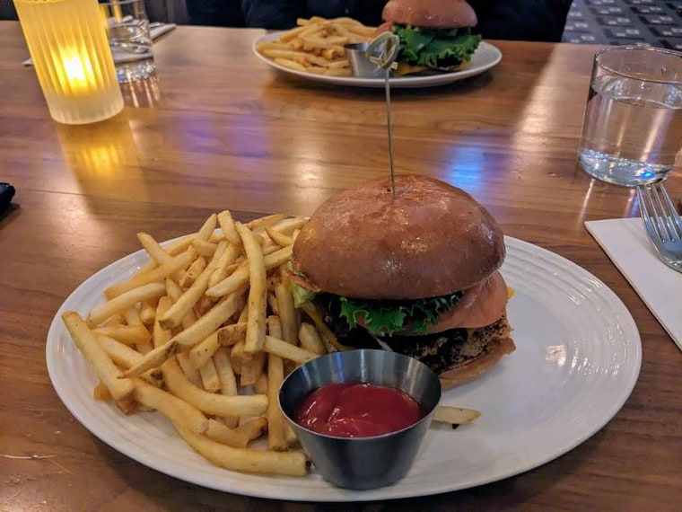 Surrey_Earls_Kitchen_Plus_Bar_4