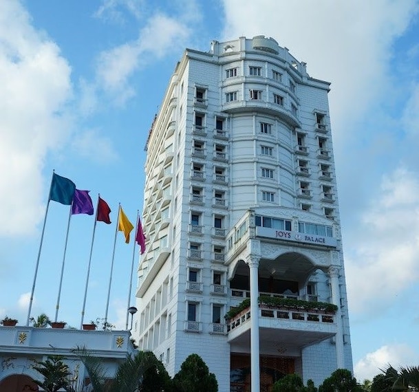 Royal_court_by_joys_palace_1