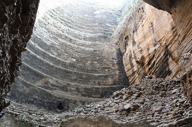 Junagadh_Adi-kadi_vav_and_the_navghan_kuwo_2