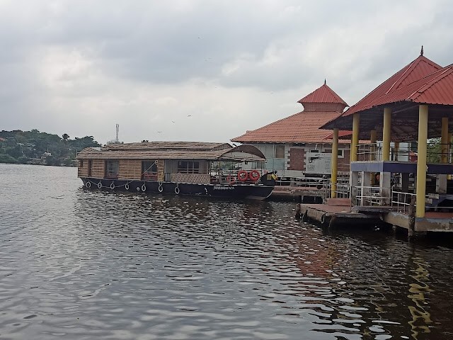 Kollam_Ashtamudi_backwater_and_lake_1