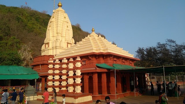 Ratnagiri_Swayambhu_ganesha_temple_2
