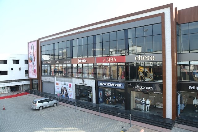 Vapi_Galaxy_high_street_1