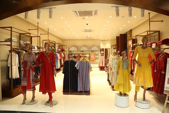 Vapi_Galaxy_high_street_2