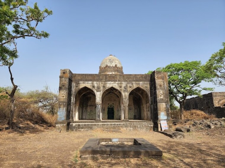 Akola_Narnala_fort_1