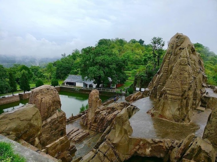 Bhagalpur_Colganj_rock_cut_temple_2