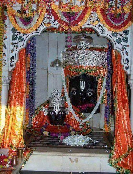 Chitrakoot_Kamadgiri_temple_2