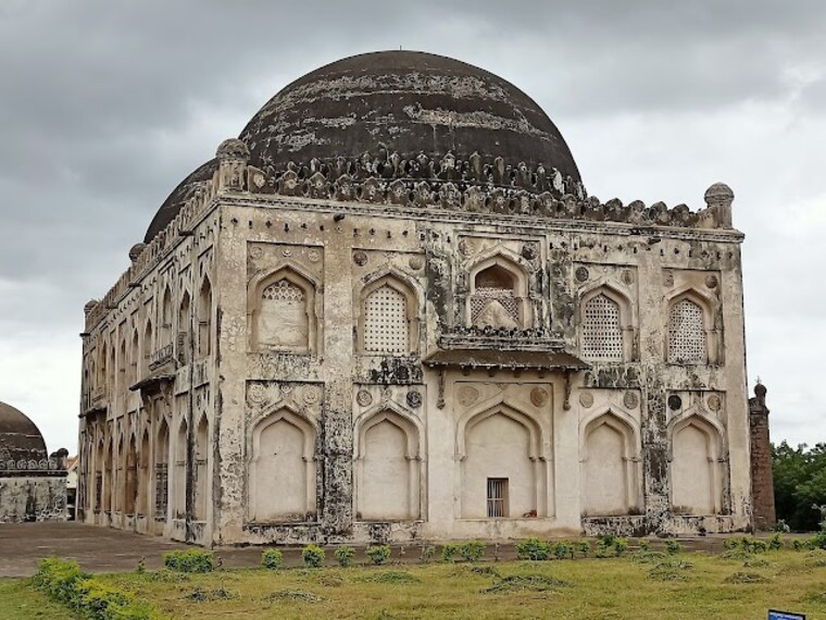 Gulbarga_Haft_gumbaz_1
