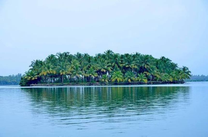 Kannur_Kavvayi_backwaters_2