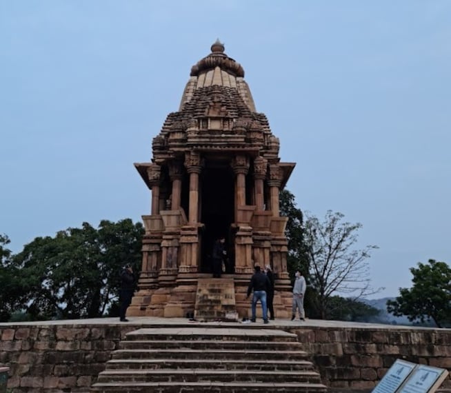 Khajuraho_Chaturbhuja_temple_1