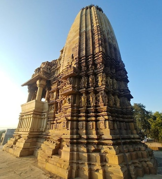 Khajuraho_Chaturbhuja_temple_2
