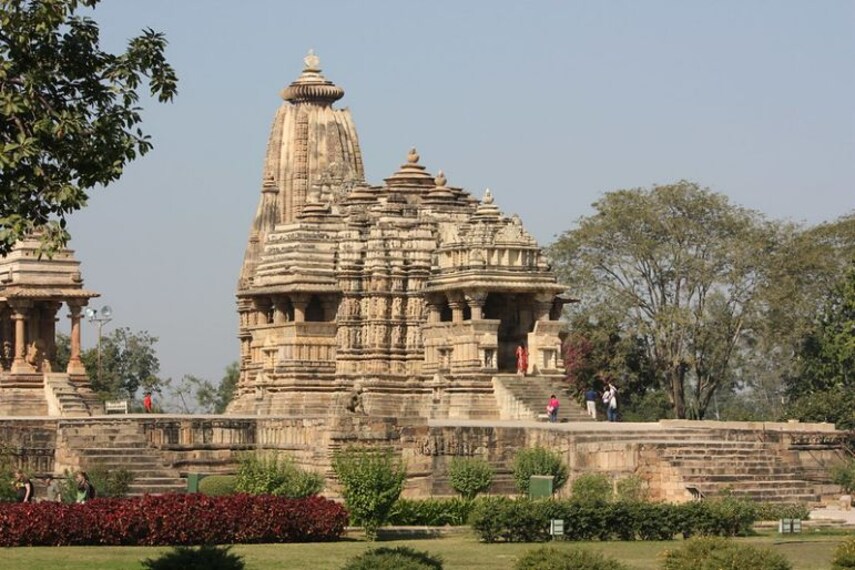 Khajuraho_Jagadambi_temple_2