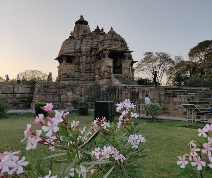 Khajuraho_Kandariya_mahadeva_temple_2