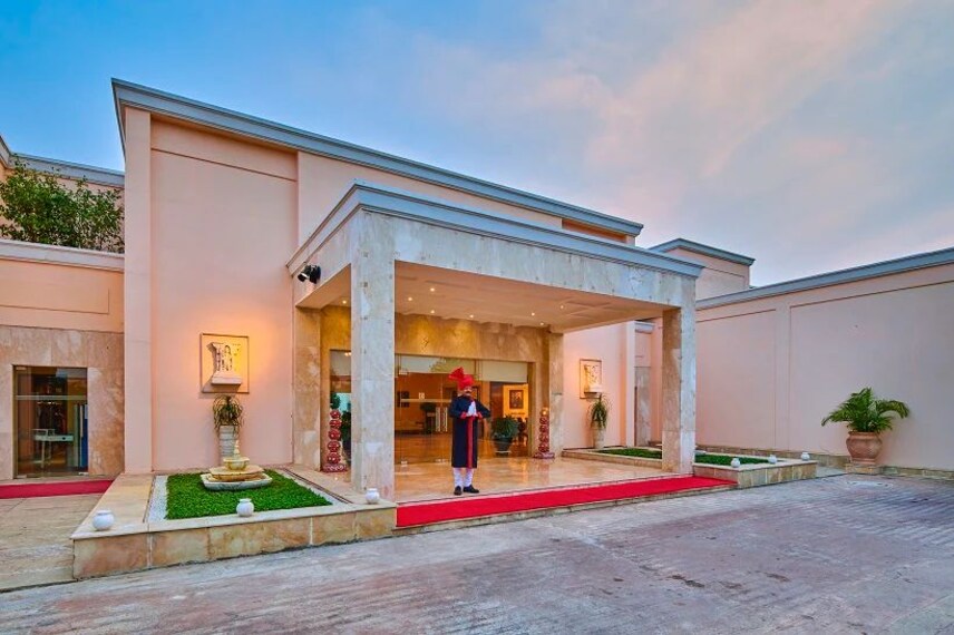 Khajuraho_The_lalit_temple_view_1