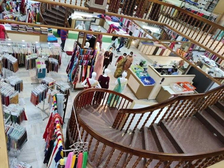 Kottayam_Pulimoottil_silk_house_2