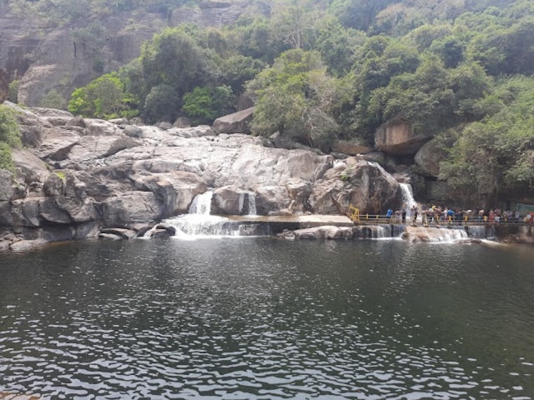 Tirunelveli_Manimuthar_waterfalls_1