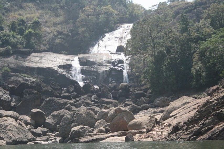 Tirunelveli_Shivamathungai_falls_1