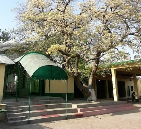 Shah Noor Jamal Tomb