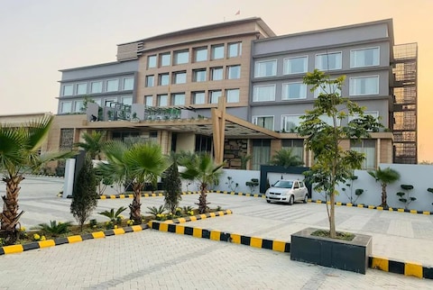 Grand Arc Hotel & Convention Centre