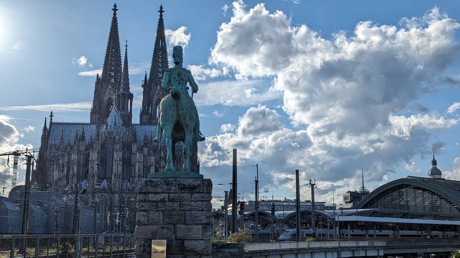 Cologne_Hohenzollern_Bridge_6