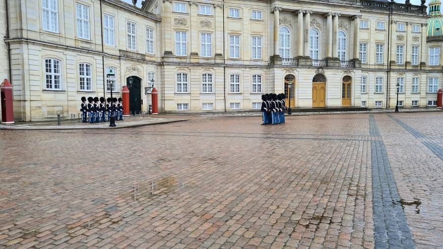 Copenhagen_Amalienborg_Palace_9